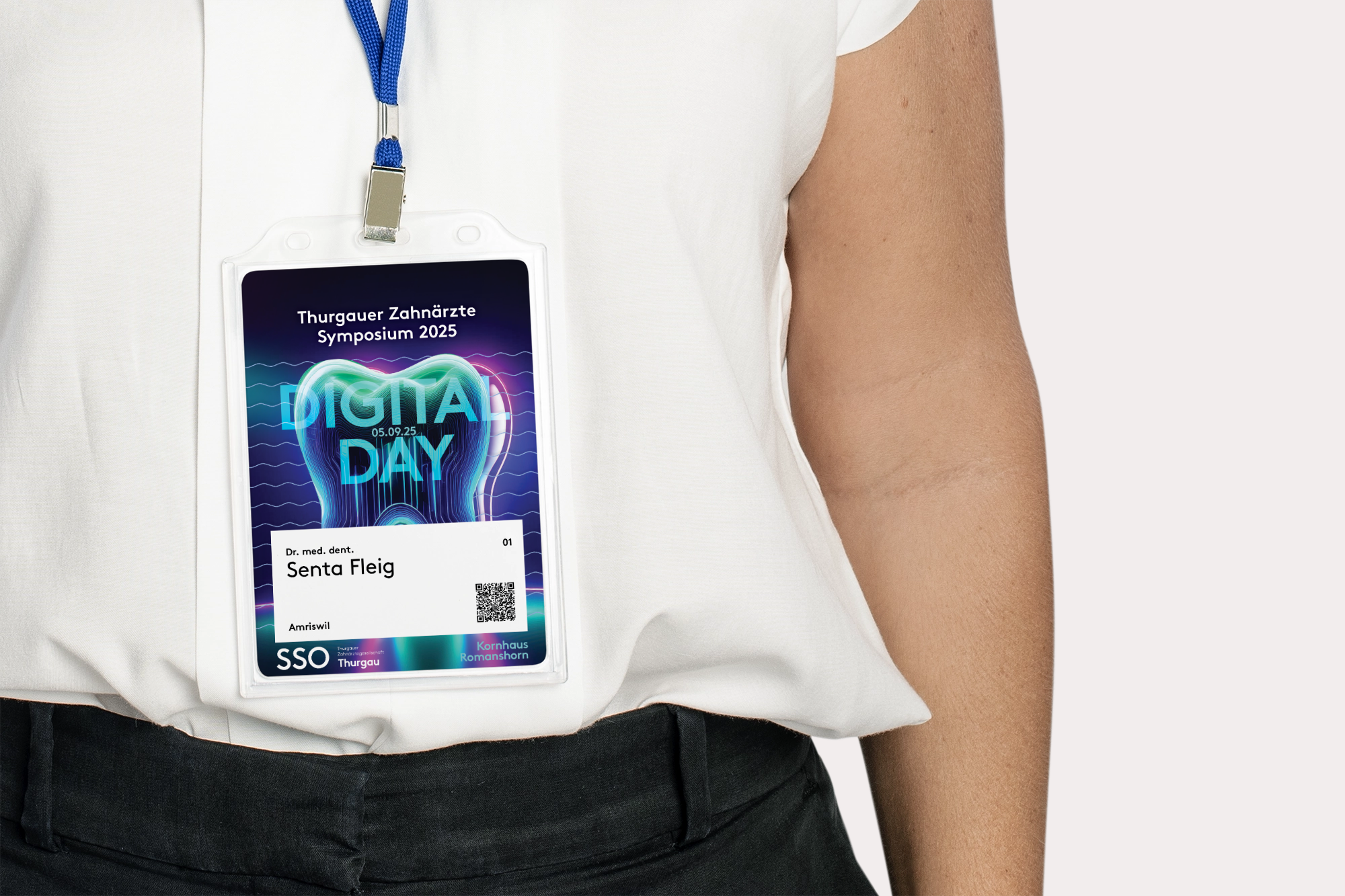 Name tag mockup psd with retro pattern (1)